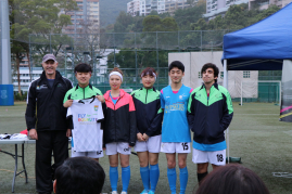 Dr. Duncan Macfarlane presenting souvenir to players from Seoul Puffskeins